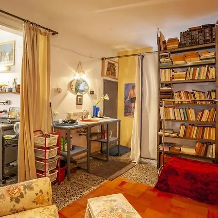 Appartamento Greek Retro Decor & Wesanderson's Movies Design